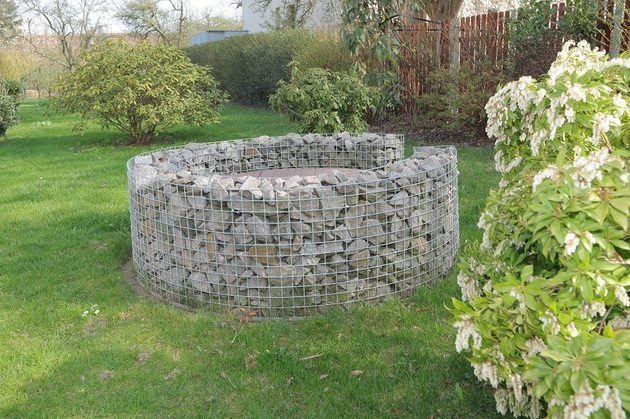 Pomysł na studnię w ogrodzie