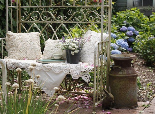 Ogród z przedmiotami vintage